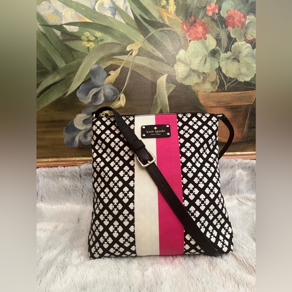 Kate Spade Victoria Classic w/Pink & White Stripe Crossbody - Matching Wallet - Picture 2 of 10
